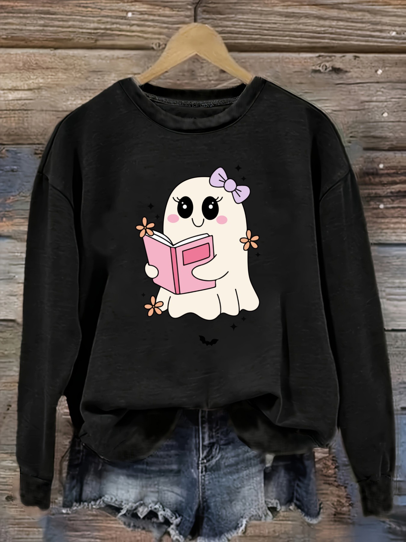 Books - レディースカジュアル長袖クルーネックTシャツ、かわいいゴーストがピンクの本を読んでいるデザイン、ラウンドネック婦人服、洗濯機で洗える、やや伸縮性あり、ゆったりフィット、春・秋・冬用レディースTシャツ、ハロウィンコスチューム衣装