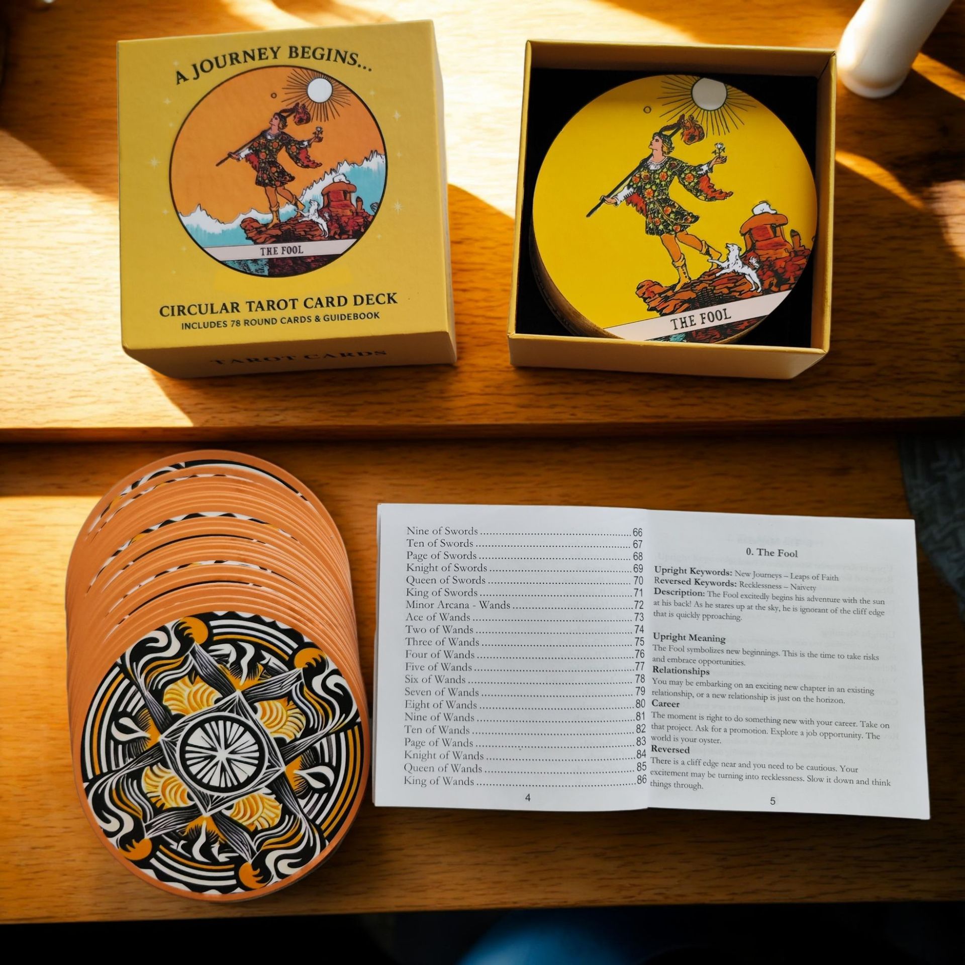 Tarot Deck With Guidebook - 円形タロットカードデッキ、78枚の丸型カードと紙製ガイドブック付き、硬質ボックス入り、タロットデッキ「待機タロット」、初心者向けの旅の始まり